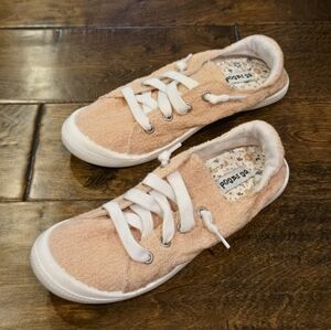 NWOT Not Rated Slip On Sneaker Size 6